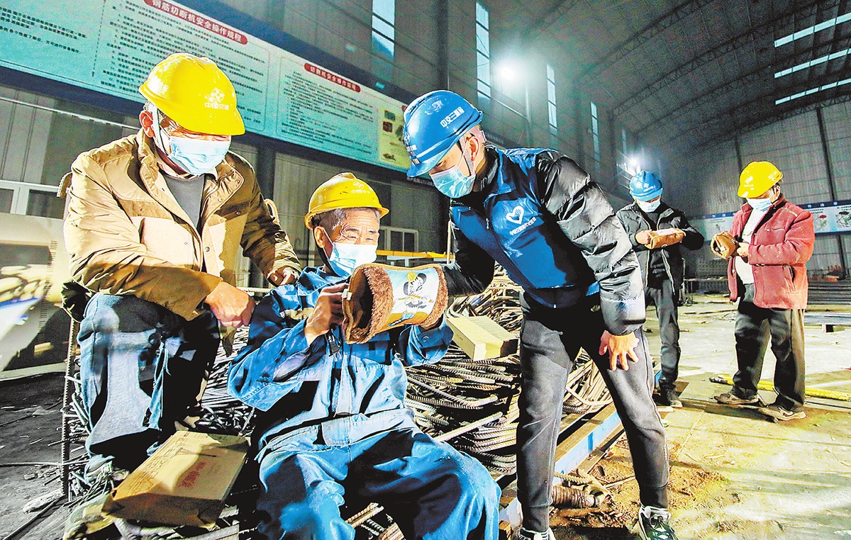 慰问坚守施工一线工人