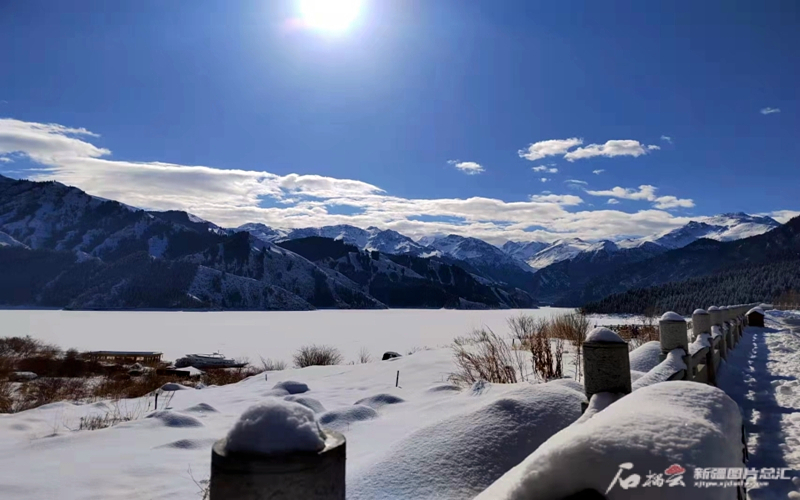 天山天池景区：滑雪滑冰赏冬景