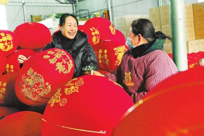 大红灯笼映照笑脸