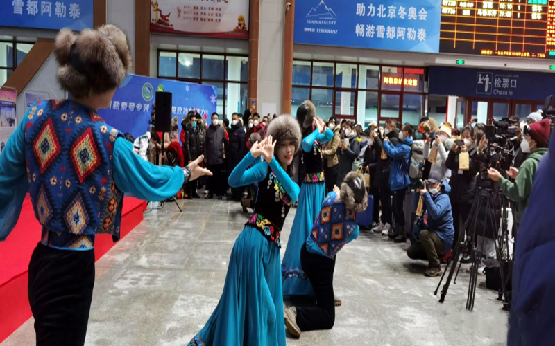 “助力大旅游发展的动力火车”——“中国雪都•阿勒泰号”首发见闻