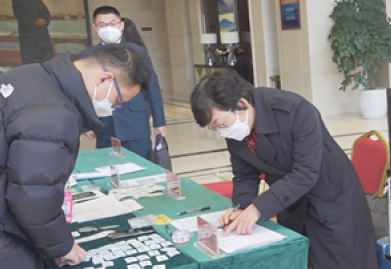 参加河南省政协十三届一次会议委员抵郑