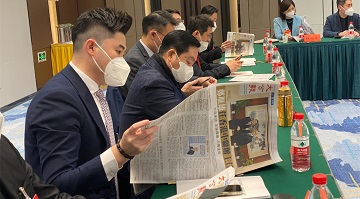 江苏两会 港澳委员争相阅读《大公报》