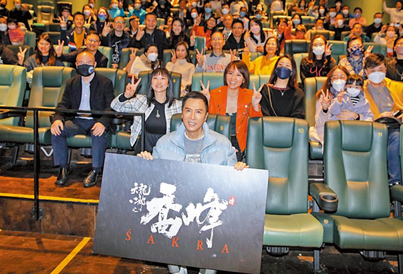 ﻿年三十亲往戏院谢票