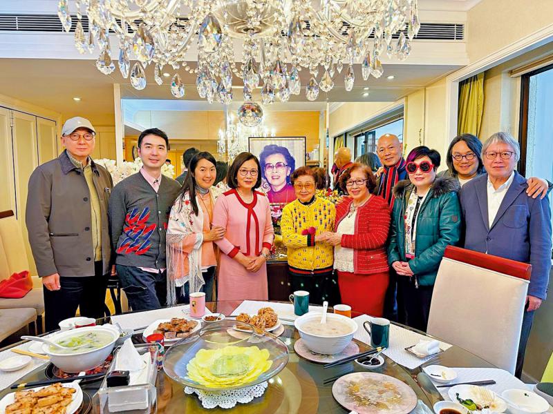 汪明荃向94岁仙姐拜年