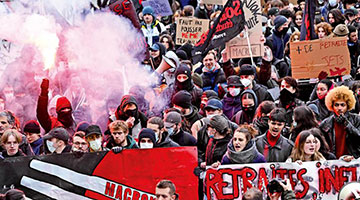 法国再次爆发大规模示威 交通严重受阻