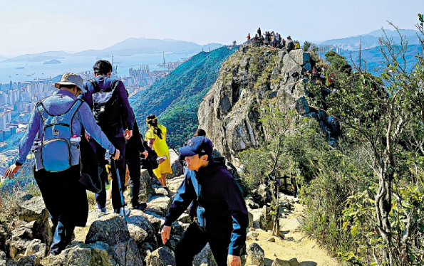 正月登狮子山　愈行愈好景