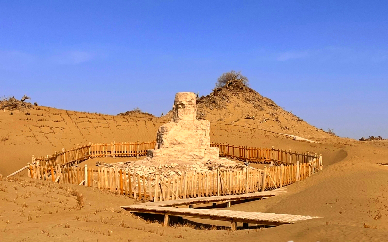 这是“五星锦”出土的地方——石榴云新疆日报记者探访尼雅遗址