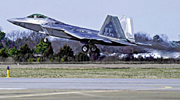 美军机在加拿大击落不明飞行物