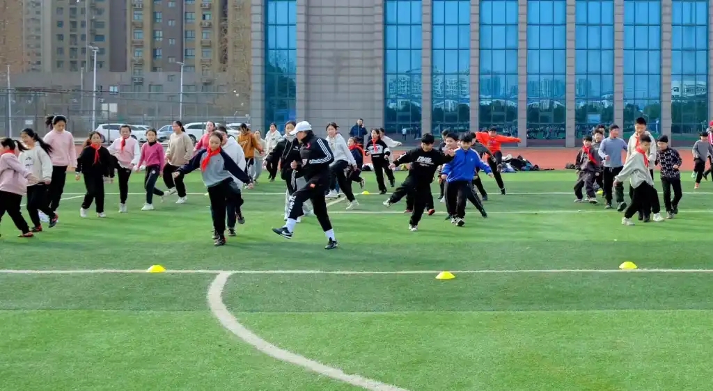 河南11名体育冠军进校园 教授专业知识