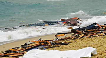 意大利海域非法移民船倾覆致58人遇难