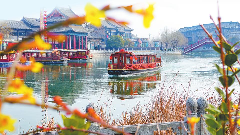 春暖花开游兴浓