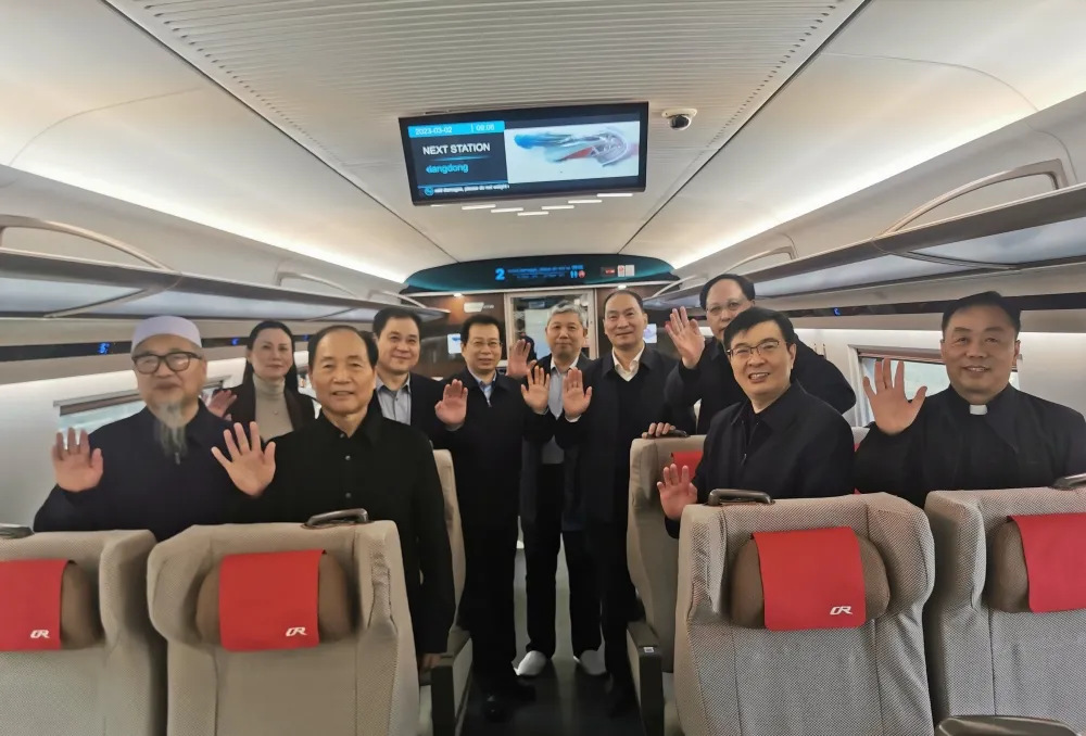 住豫全国政协委员赴京参会