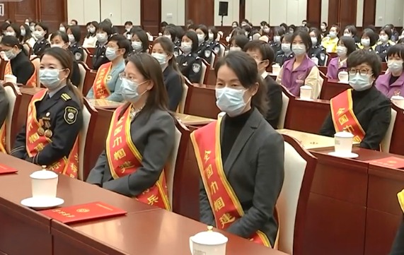 豫10人被授予三八红旗手 6个集体获三八红旗集体