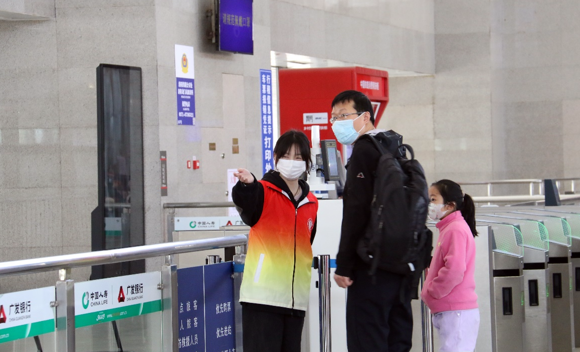 洛阳龙门高铁站“志愿红” 雷锋精神永传承