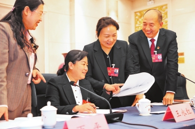 两会影像 热烈讨论