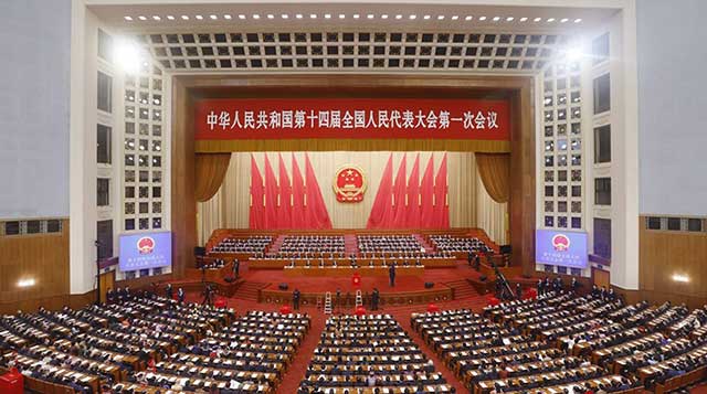 新当选的国家主席、中央军委主席习近平进行宪法宣誓