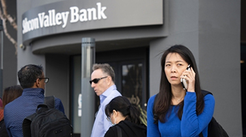 股票暴跌、急取存款，银行倒闭后，美国乱了……