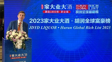 胡润：LVMH总裁伯纳德·阿诺特1.35万亿登顶“全球首富”