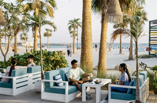 四月，前往阿布扎比感受“斋月”热闹气氛