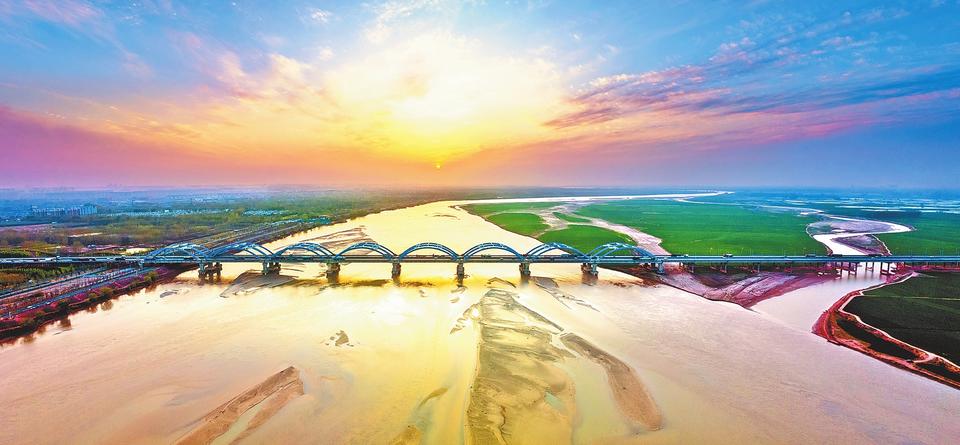 霞光中的刘江黄河大桥