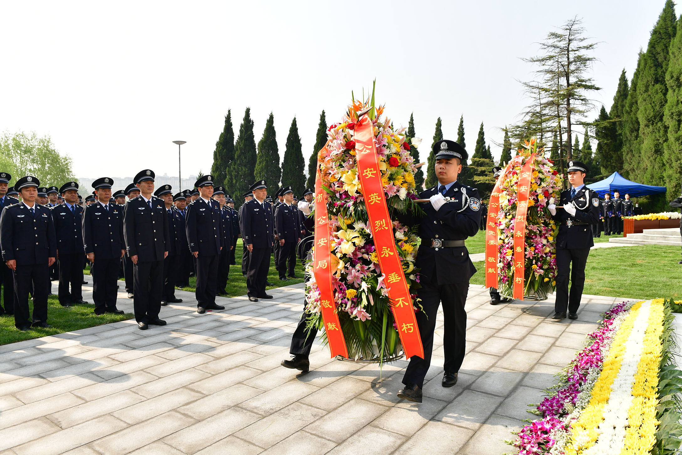 郑州市公安局开展 清明祭奠公安英烈活动