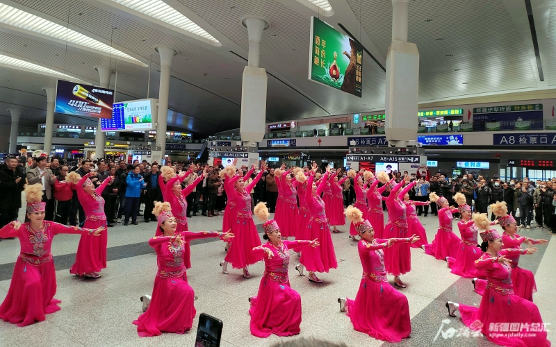 乌鲁木齐站候车厅上演快闪 《加尔加尔》引旅客共舞