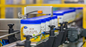 上市以来首次年度营收、净利双降，飞鹤能否“飞”出重围？