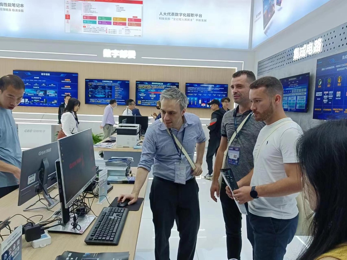 第十一届中国电博会深圳开幕 国产设备吸引国际观众