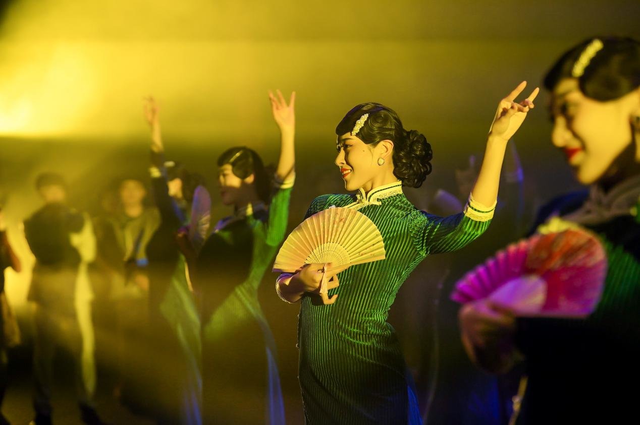 河南建业电影小镇开启春季新玩法 千人旗袍换装同亮相