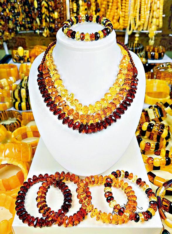 ﻿琥珀VS蜜蜡 透与不透