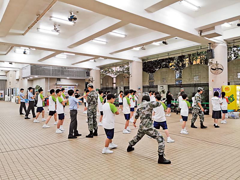 邀驻港部队到校　推动爱国教育