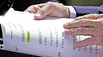 美韩首脑记者会 拜登手中猫纸抢镜