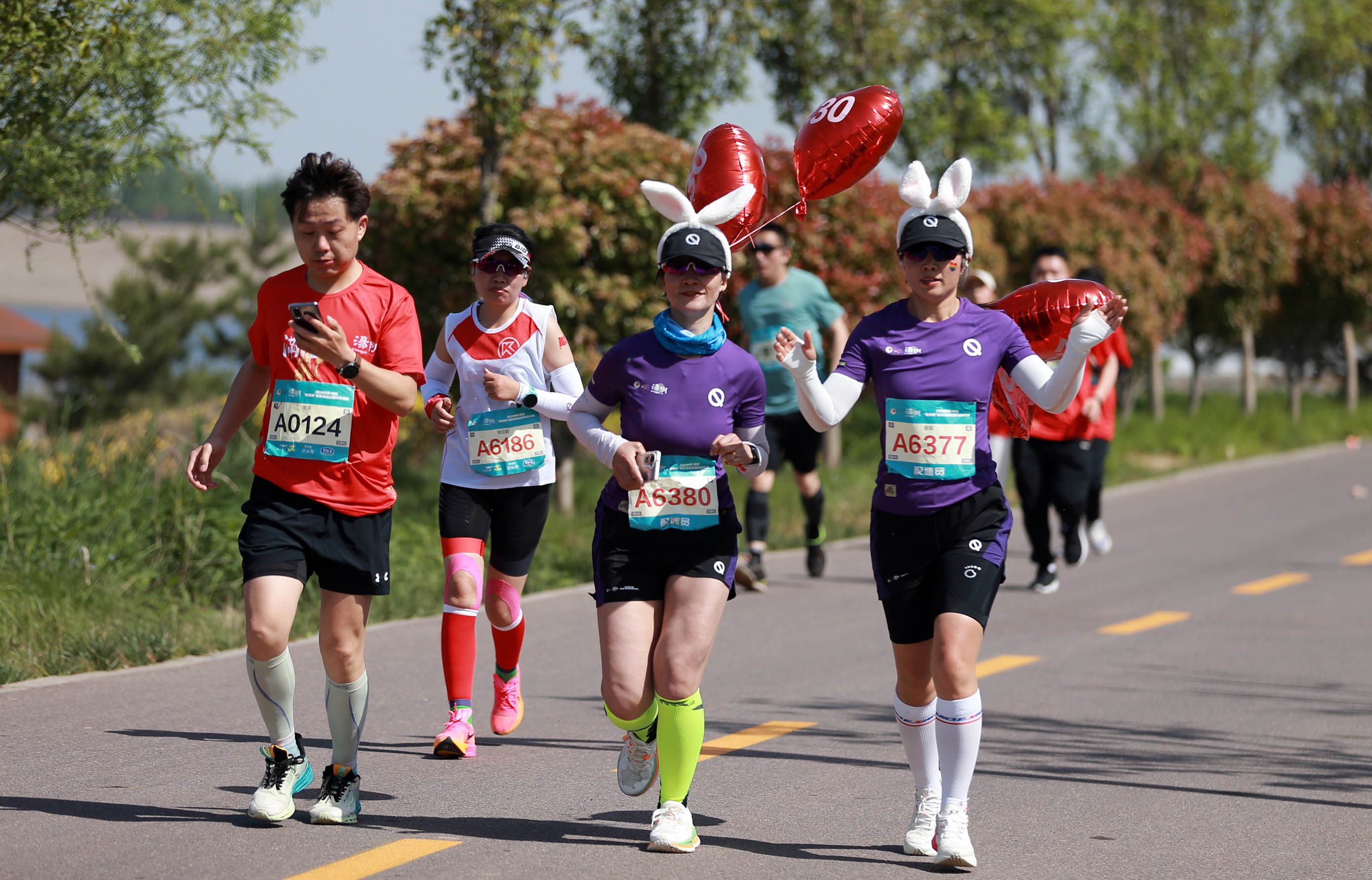 河南湯陰馬拉鬆開跑 萬余跑友禮讚英雄