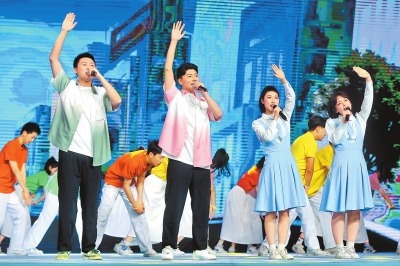 载歌载舞 尽展青春风采
