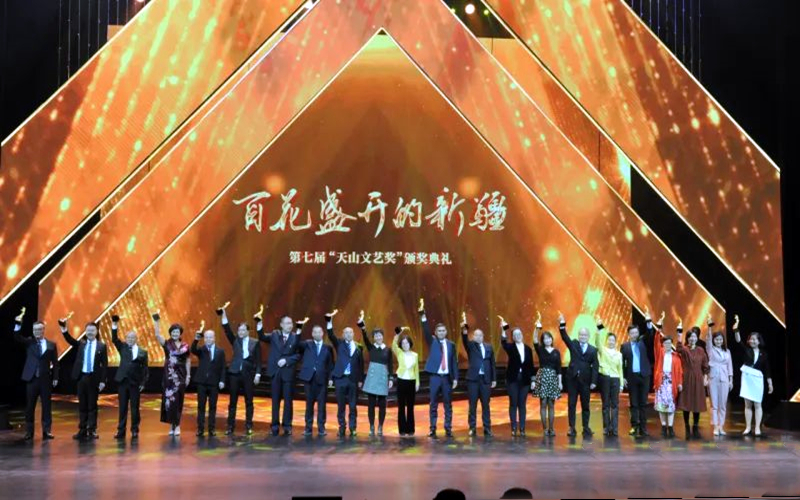 百花盛开的新疆，闪耀着天山！