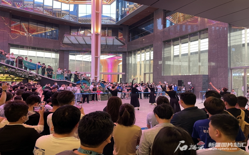 深圳市科兴科学园里新疆歌舞展魅力