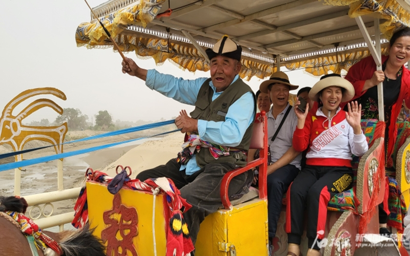 今天，罗布人村寨超热闹