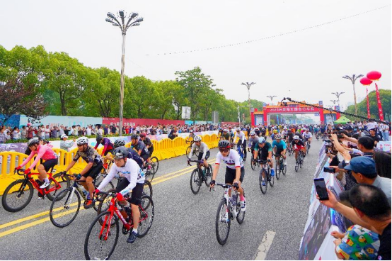 近千名選手環巢湖全國自行車賽展開精彩對決