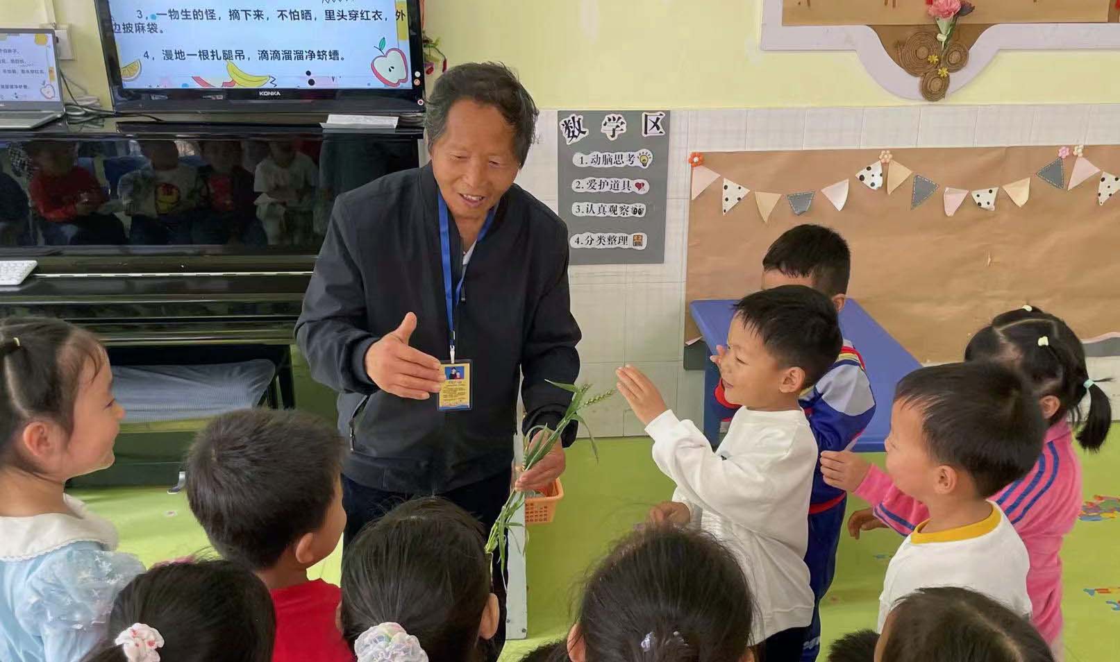 中牟縣文廣旅體局六一為小朋友送《千古謎語註解》