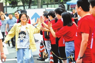高考首日 你追梦 我护航