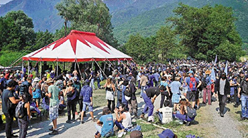 法国反高铁示威爆发冲突 12名警员受伤