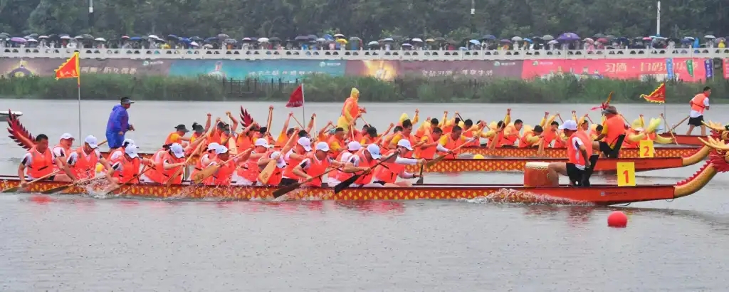 信陽首辦群眾龍舟大賽 20隊伍冒雨競速乘風逐浪