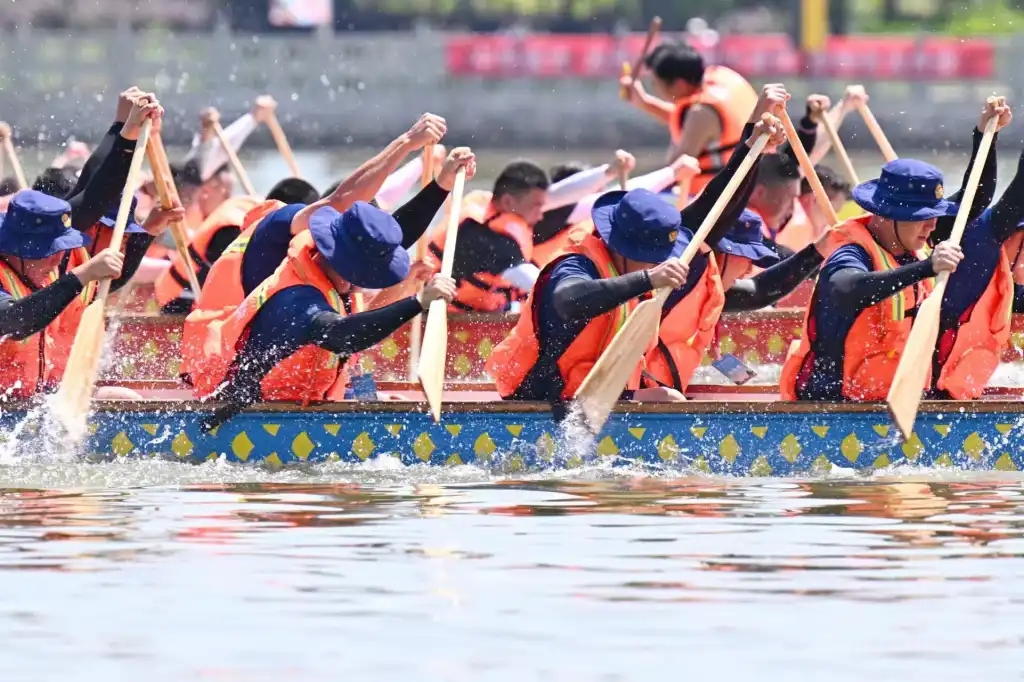 艾葉飄香又端陽 河南淅川鸛河爭渡賽龍舟