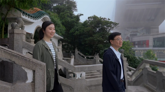 超哥山顶放闪　告白太太：任期之后“笑傲江湖”