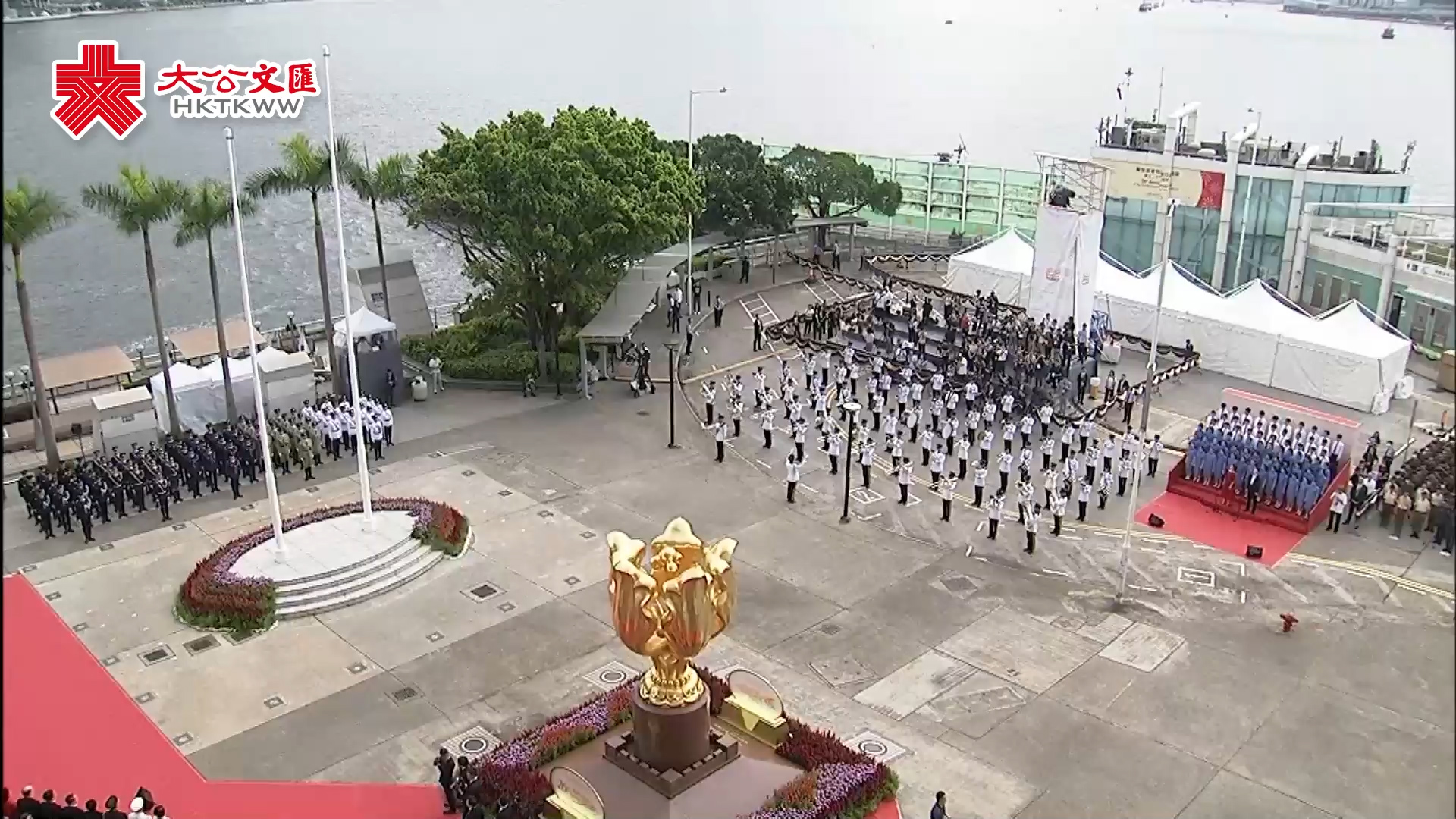 金紫荆早上升旗庆回归　李家超等佩戴徽章