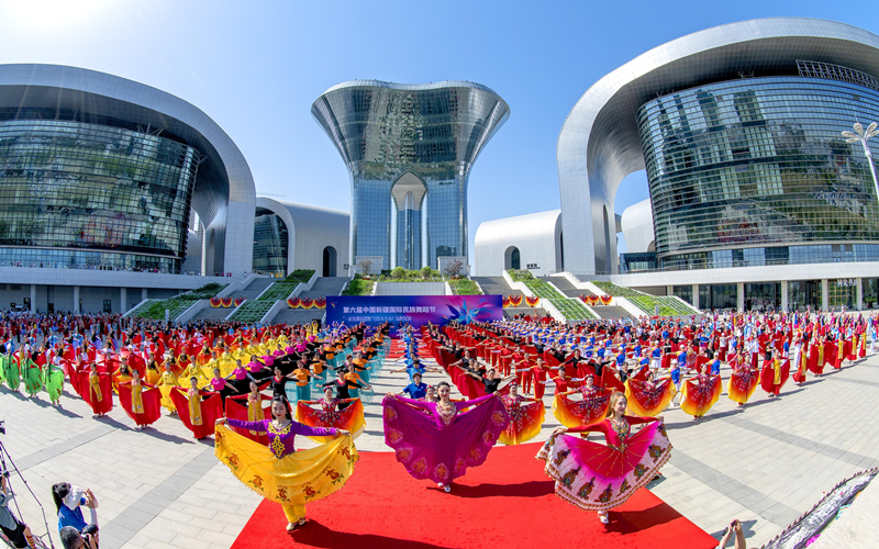   「一起來跳新疆舞」千人廣場舞活動震撼上演