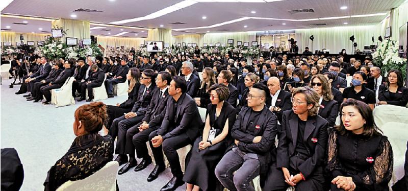 亲友难舍/姐姐哭声迴荡灵堂