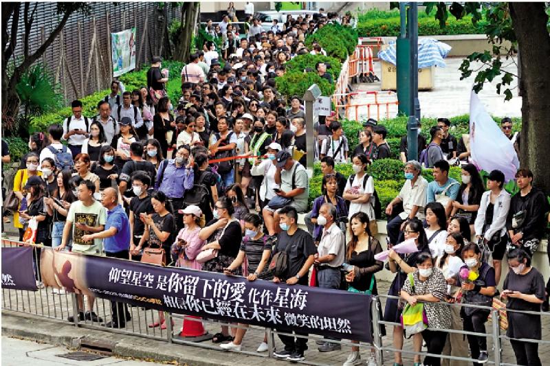 歌迷吊唁/“你留下的爱化作星海”