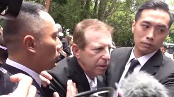 ​出殡仪式上李玟丈夫首度开腔 粉丝拍车窗狂轰：还我CoCo