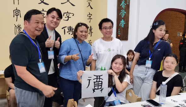 豫港青年安陽同書甲骨文 感悟中國傳統文化